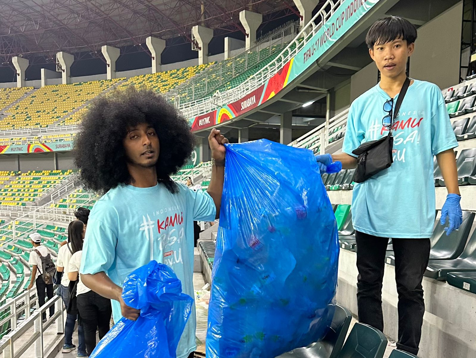 Aksi Bersih bersih Suporter Timnas Indonesia U17 di Gelora Bung Tomo