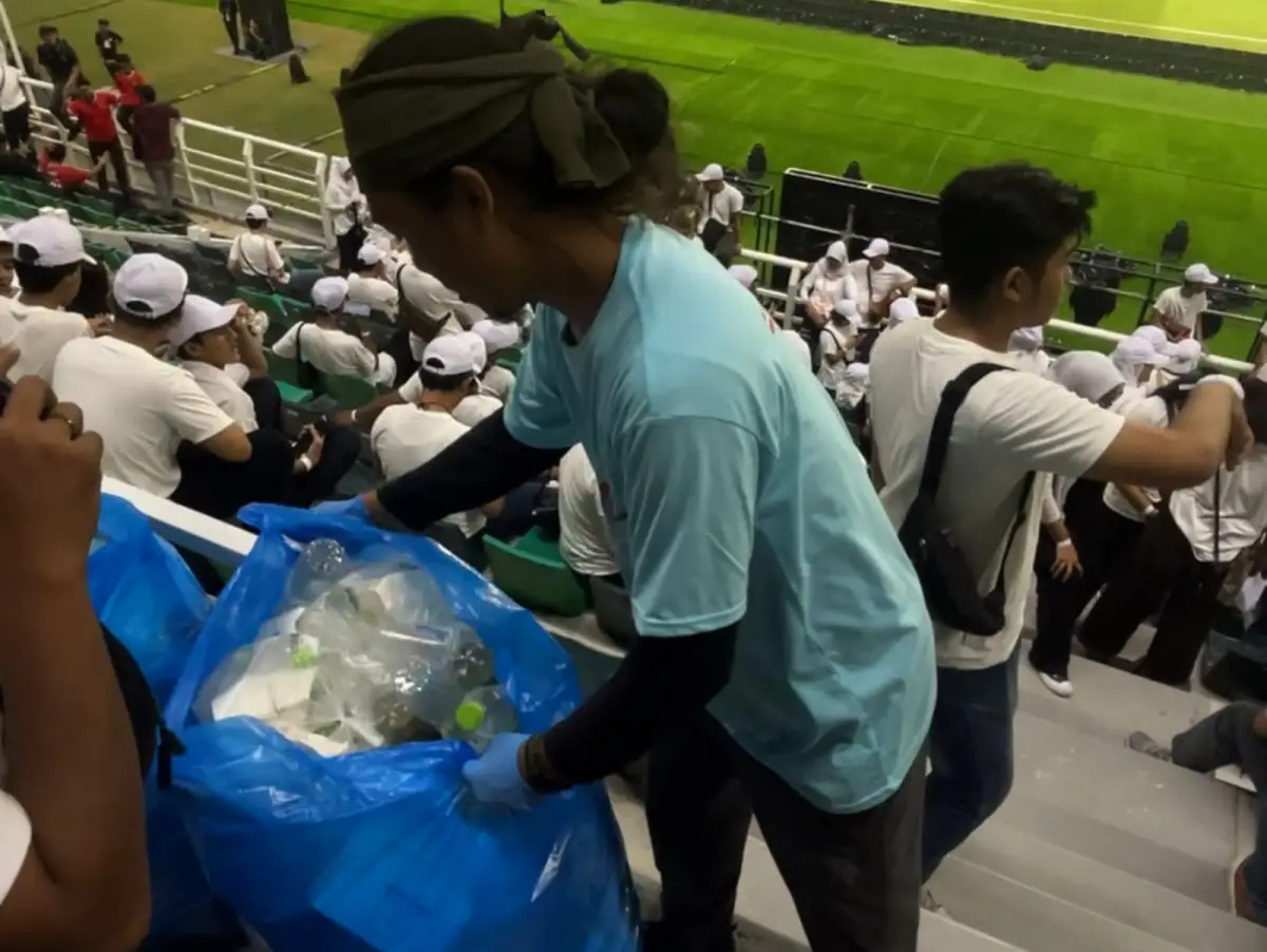 Aksi Bersih bersih Suporter Timnas Indonesia U17 di Gelora Bung Tomo