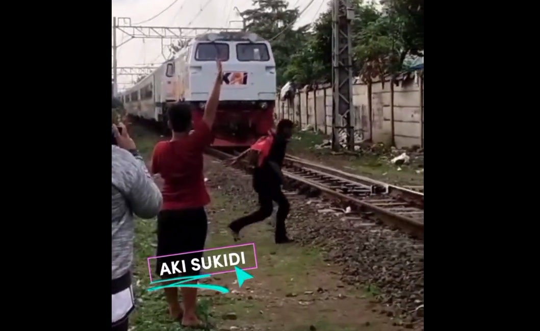 Aksi Bunuh Diri Terekam Kamera, Seorang Pria Tiba Tiba Tiduran Di Rel Senen Saat Kereta Lewat 