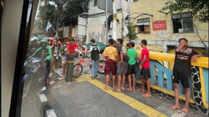 Aksi Heroik Sekumpulan Bocah Laki Laki yang Halau Pemotor Naik ke Atas Trotoar di Jakarta