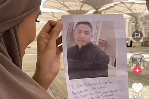 Aksi Jamaah Calon Haji Ini Bawa Foto Mayor Teddy Berdoa agar Berjodoh, Banjir Kritik 