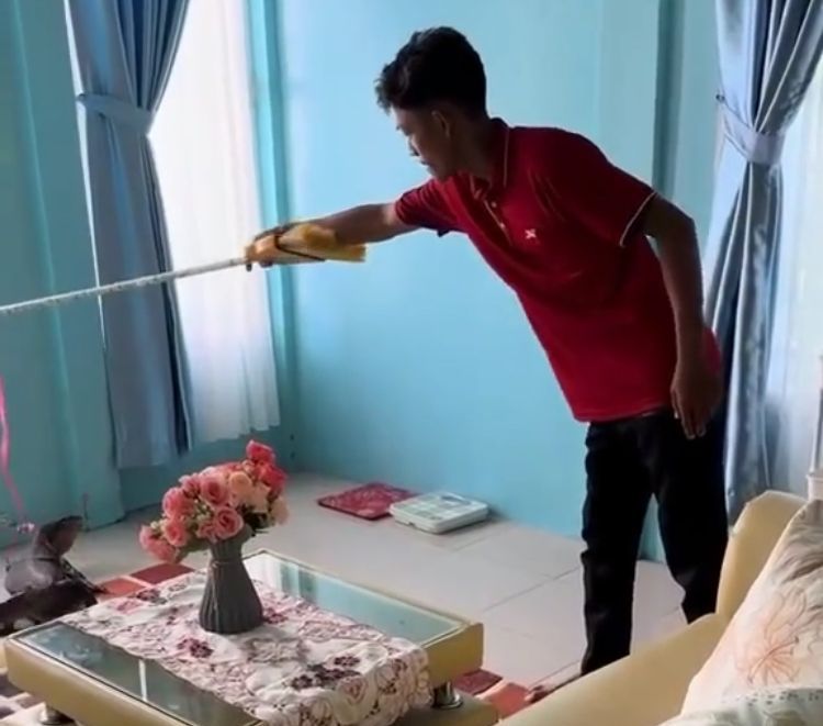 Aksi Kurir Paket Bantu Tangkap Biawak Masuk Rumah Ini Viral