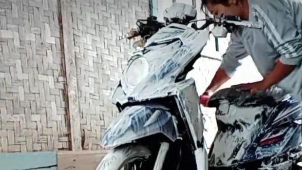 Aksi Nekat Bocil Iseng Motor Tetangga Dicoret coret Pakai Cat Tembok