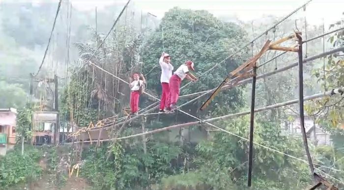 Aksi Nekat Murid SD Bergelantungan di Jembatan Putus Menuju Sekolah