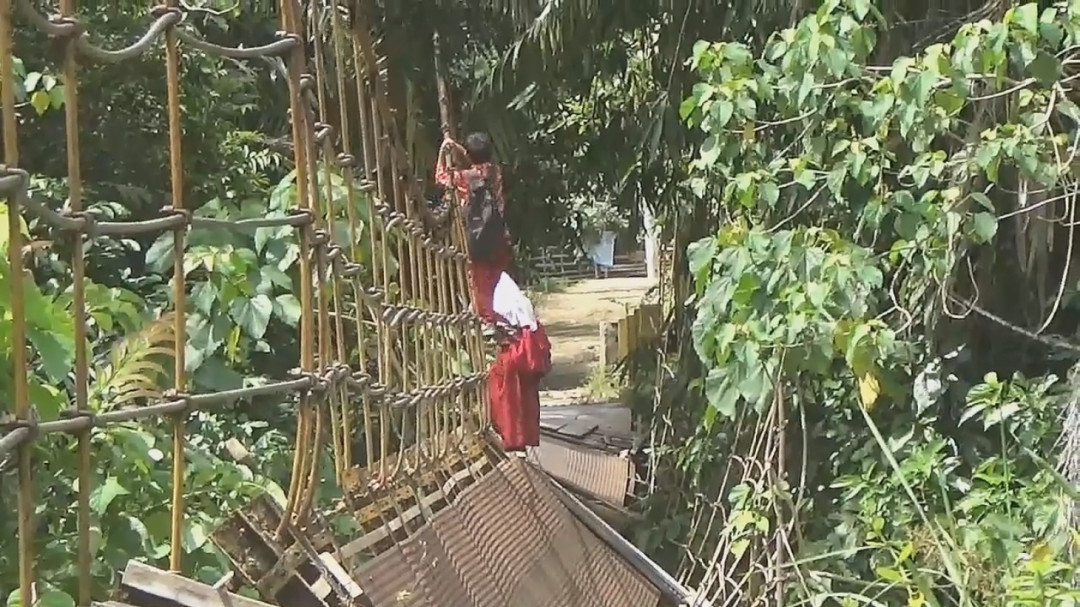 Aksi Nekat Murid SD Bergelantungan di Jembatan Putus Menuju Sekolah