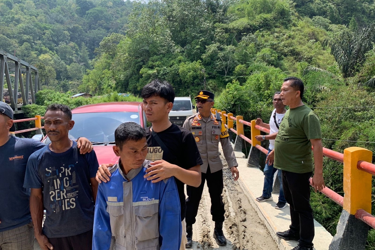 Aksi Pencurian Pipa Besi Jembatan di Siang Bolong, Polisi Tangkap Pelaku 