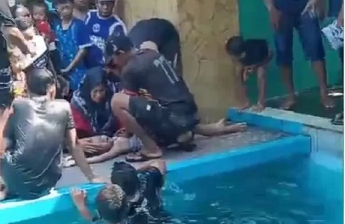  Aksi Penyelamatan Bocah Tenggelam di Kolam Renang Tirta Ria Jombang