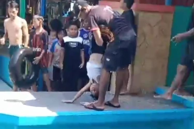  Aksi Penyelamatan Bocah Tenggelam di Kolam Renang Tirta Ria Jombang