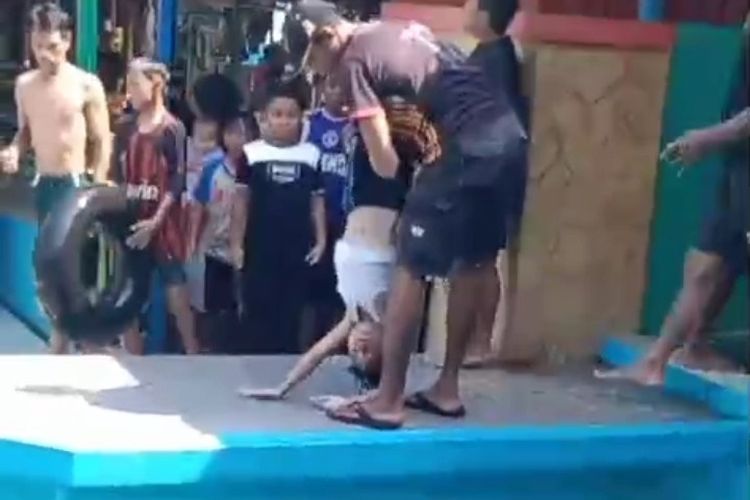 Aksi Penyelamatan Bocah Tenggelam di Kolam Renang Tirta Ria Jombang
