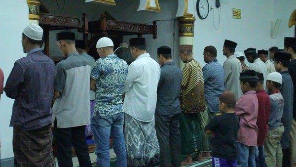 Aksi Pria Berteriak Menjawab Bilal Saat Tarawih