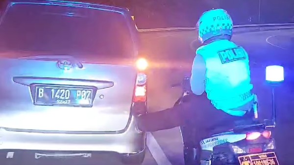 Aksi Tak Biasa Bripka Aries Selamatkan Mobil Pemudik yang Mogok