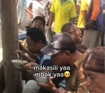 Aksi Wanita Borong Mie Ayam Gerobak 50 Porsi dan Dibagikan ke Orang Ini Viral