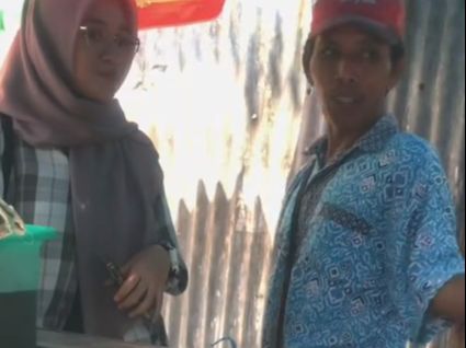 Aksi Wanita Borong Mie Ayam Gerobak 50 Porsi dan Dibagikan ke Orang Ini Viral