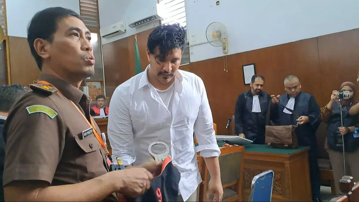 Ammar Zoni Menangis di Ruang Sidang Kasus Narkoba Karena Rindu Istri dan Anak