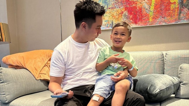 Anak Baim Wong Dilarikan ke Rumah Sakit Diduga Keracunan Makanan