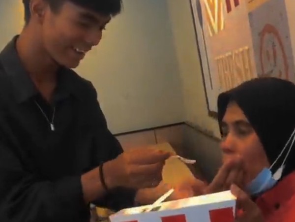 Anak Beri Kejutan untuk Ibu yang Kerja Jadi Kasir di KFC Aksinya Bikin Haru