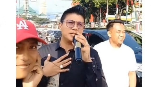 Andika Mahesa Ajak Duet Penyanyi Jalanan yang Sering Bawakan Lagu Kangen Band