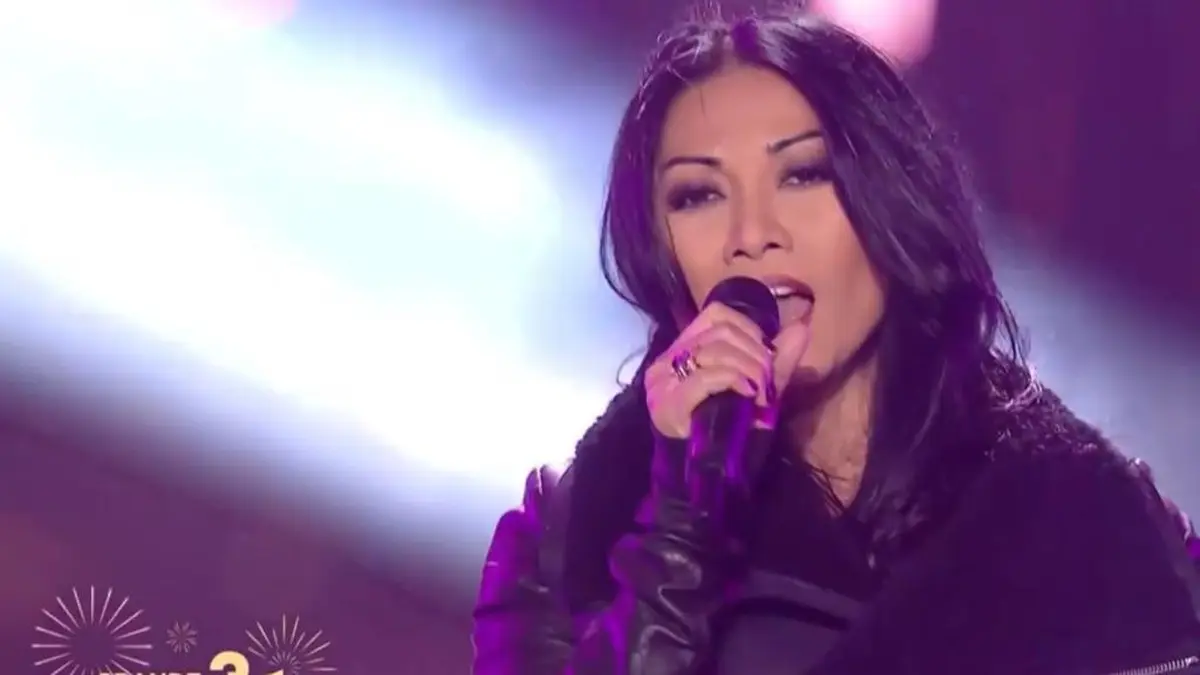 Anggun Tampil Memukau Dalam Perayaan Malam Tahun Baru di Champs Elysees Paris