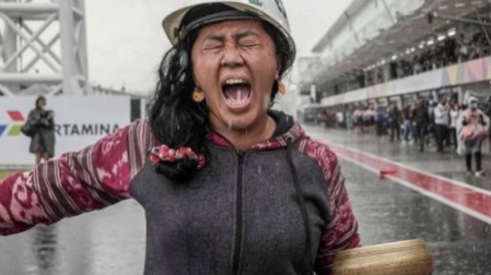 Atasi Polusi Jakarta Rara Pawang Hujan Ritual Kirim Hujan ke Jakarta