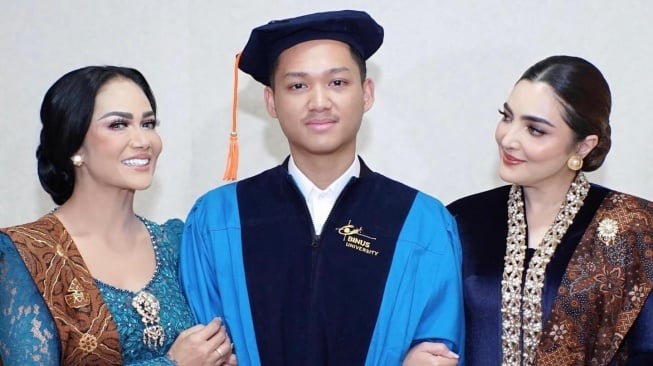 Azriel Hermansyah Wisuda, Krisdayanti Menangis Terharu di Momen Bahagia