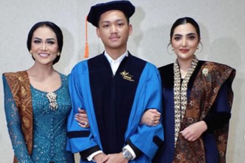 Azriel Hermansyah Wisuda, Krisdayanti Menangis Terharu di Momen Bahagia