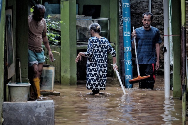 Banjir Jakarta Meluas Jadi 69 RT, Tinggi Air di Cawang Hampir 2,5 Meter