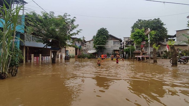 Banjir Jakarta Meluas Jadi 69 RT, Tinggi Air di Cawang Hampir 2,5 Meter