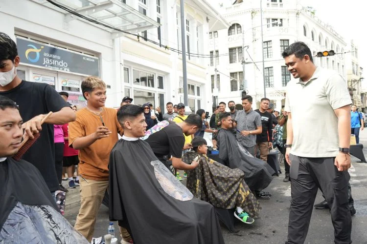 Bantu Donasi Palestina, Bobby Cukur Rambut di Acara CFD Medan