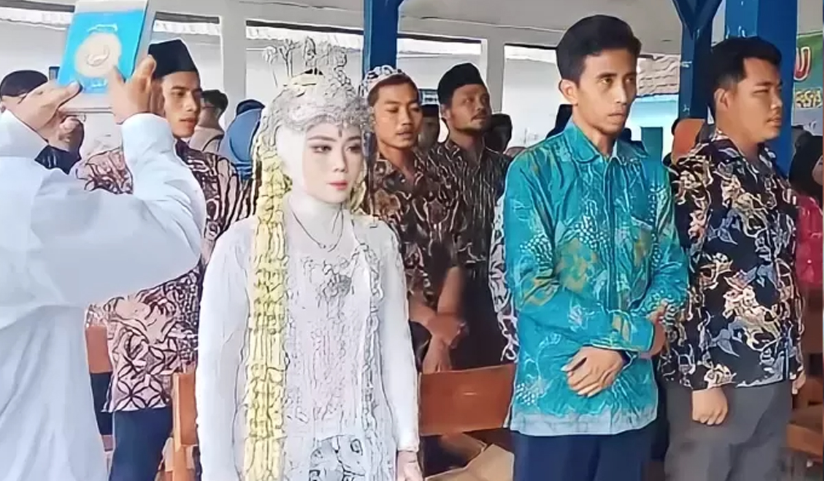 Baru Selesai Ijab Kabul, Wanita Anggota KPPS Langsung Hadiri Pelantikan Pakai Baju Pengantin