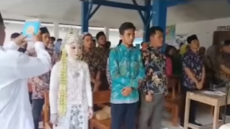 Baru Selesai Ijab Kabul, Wanita Anggota KPPS Langsung Hadiri Pelantikan Pakai Baju Pengantin