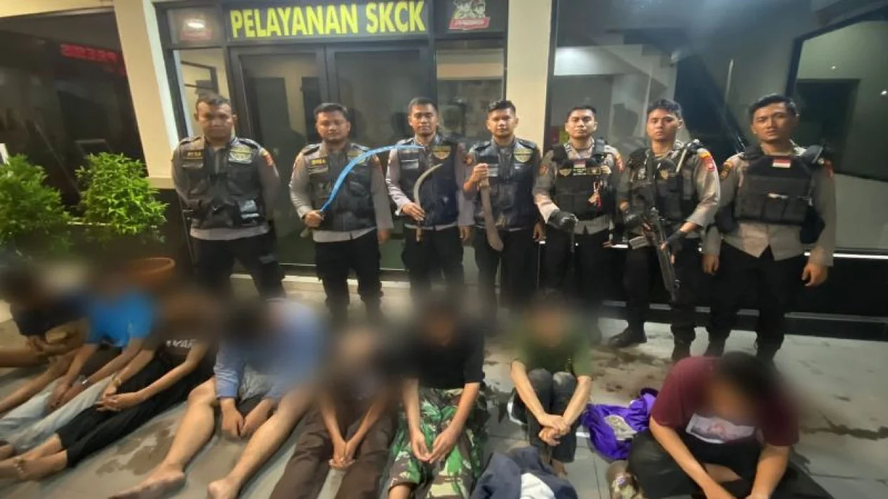 Bawa Celurit, Samurai, hingga Bom Molotov untuk Tawuran, 22 Remaja di Jakbar Ditangkap