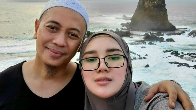 Bebi Silvina Sentil Opick Asyik Pesta Ulang Tahun Saat Anaknya Sedang Sakit