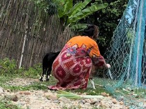 Beda Gaya Wanita: di Jakarta Jadi Princess, di Kampung Angon Kambing