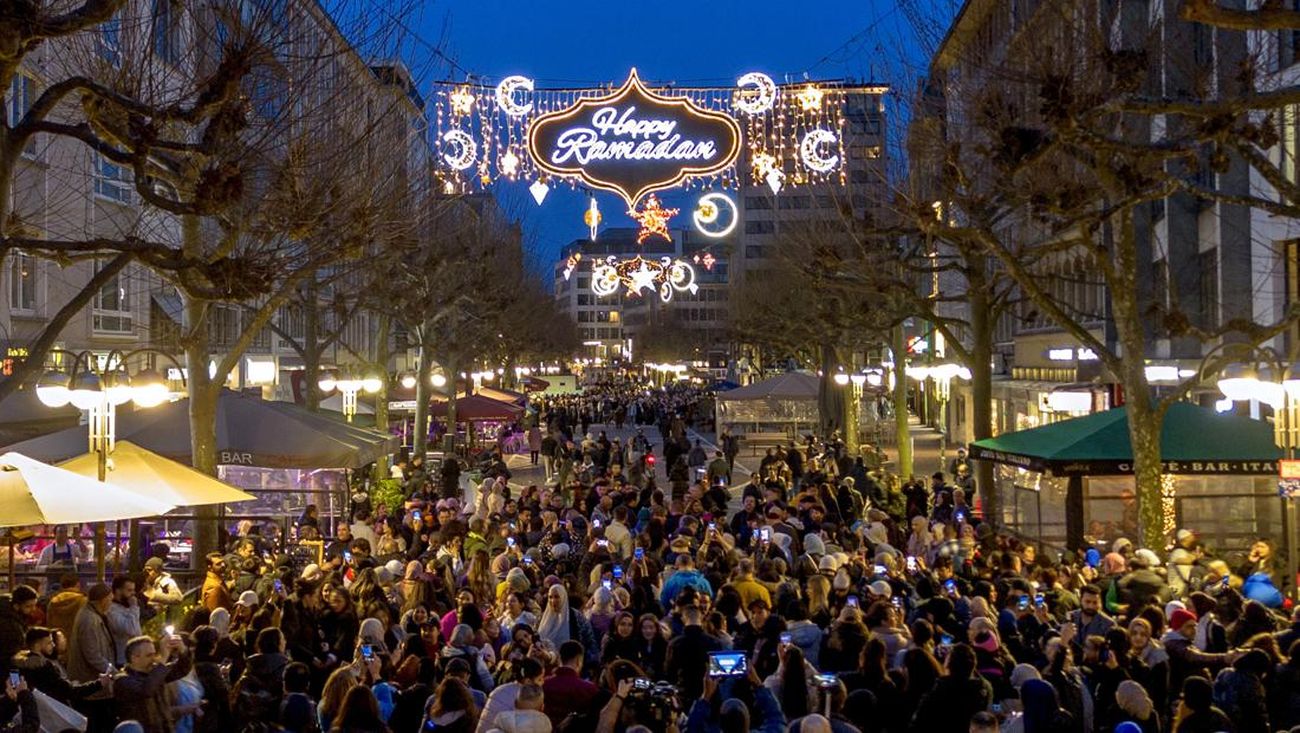 Begini Kemeriahan Ramadan Pertama di Kota Frankfurt Jerman, Jalan Jalan Dipenuhi Lampu Bulan Sabit