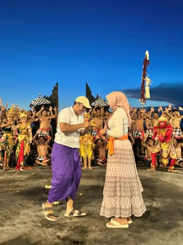 Bikin Baper dan Tak Terduga, Pria Viral Lamar Pacar Saat Aksi Tari Kecak