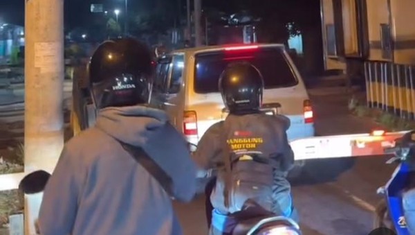 Bikin Greget Mobil Santuy Berhenti di Area Perlintasan Kereta Api Klaten