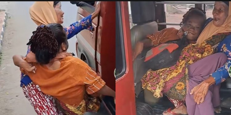 Bikin Mewek! Viral Nenek Nenek Gendong Anaknya Yang Sudah Dewasa Naik Angkot, Kuat Banget Masih Bisa Senyum