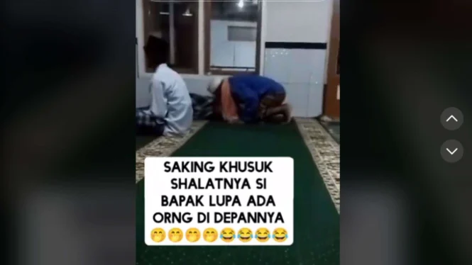 Bikin Ngakak, Pria Ini Cium Orang yang Tertidur di Depannya Saat Hendak Sujud