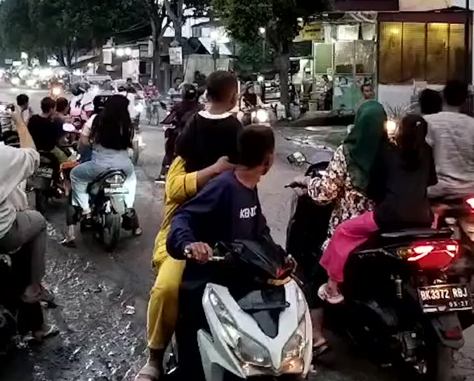 Bikin Ngakak Pengendara Motor Keserempet Malah Gak Sengaja Masuk ke Warung