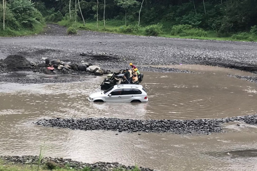 Bikin kaget, Mobil Wisatawan Terjebak di Jalur Jip Kali Kuning Merapi