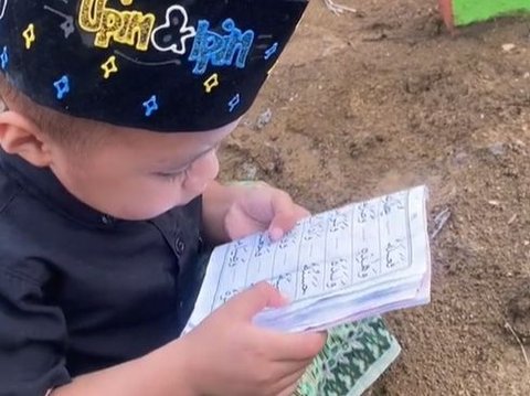 Bocah Ini Baca Iqra di Makam Eyang Buyut karena Belum Bisa Al Quran
