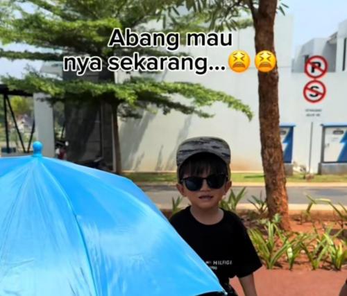 Bocah Menangis Minta Bikin Konten TikTok