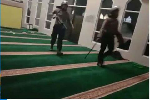 Brimob Diviralkan Masuk Masjid Pakai Sepatu Pengelola Itu Bukan Tempat Salat