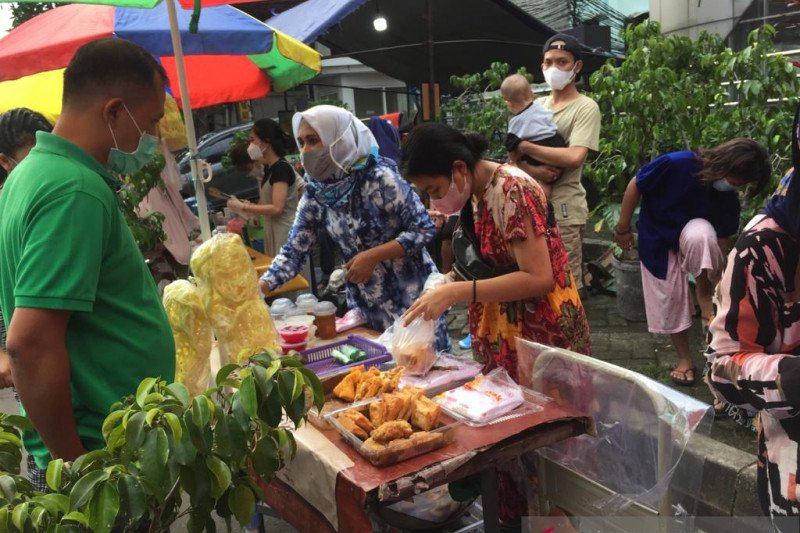 Bukber Bareng Muslim, Wanita Nonis Ini Hafal Doa Buka Puasa dengan Fasih