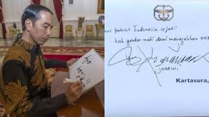 Bule Ini Bikin Analisis Cocoklogi: Ada Kode Rahasia di Tanda Tangan Jokowi: Geng UGM