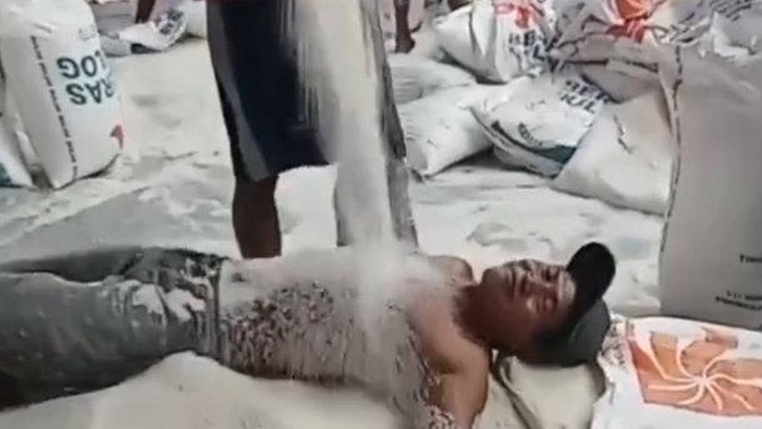 Bulog Bakal Tindak Oknum Buruh Viral Mandi Beras Tanpa Baju