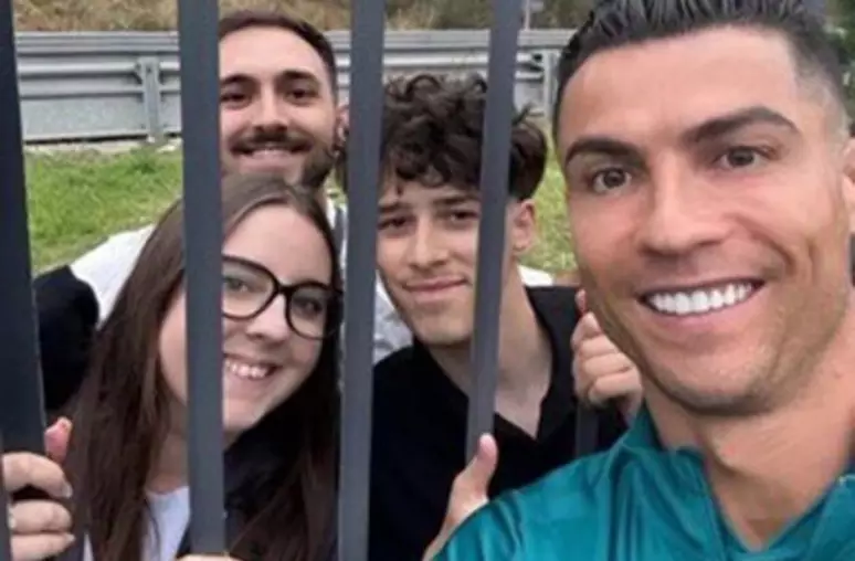 Cristiano Ronaldo Rela Terobos Semak semak demi Fans