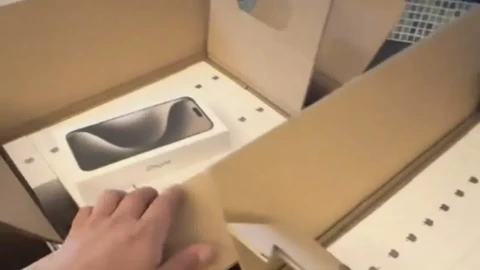 Dapat Durian Runtuh, Pria Ini Beli 4 iPhone 15 Pro Max Malah Dikirimi 60 Unit