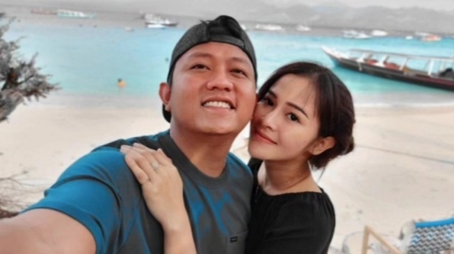 Denny Caknan Dapat Hadiah Mengesankan dari Bella Bonita di Ulang Tahun Pernikahan Pertama