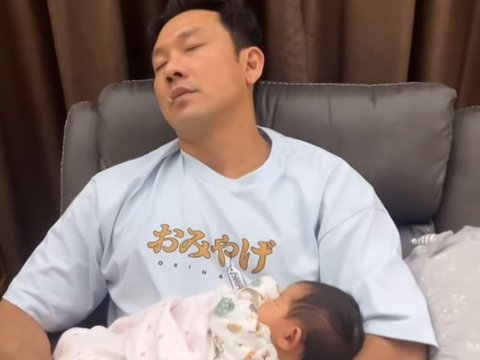 Denny Sumargo Ceritakan Kisah Harunya Menjadi Seorang Ayah, Rela Begadang Demi Jaga Anak